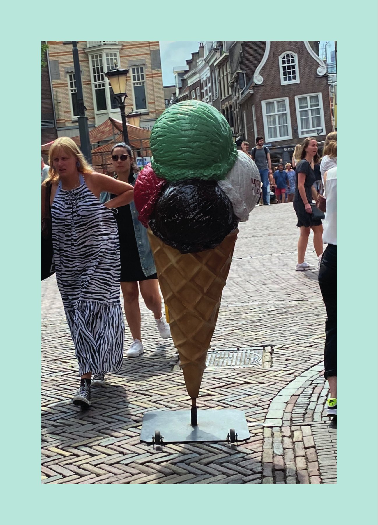 Driekleurig stoep-ijsje op een druk plein