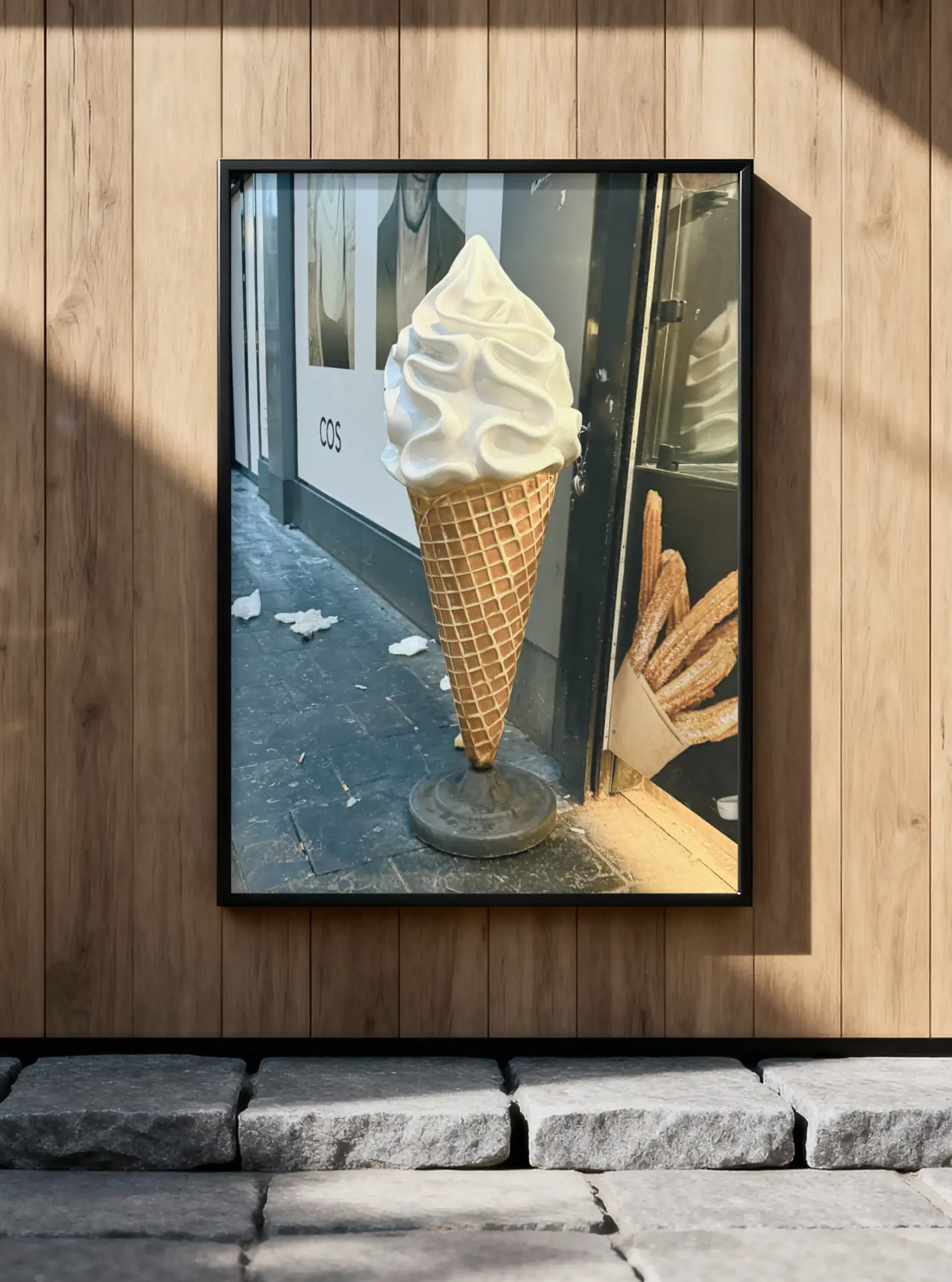 Ingelijste fotoprint van een stoep-ijsje aan een houten wand