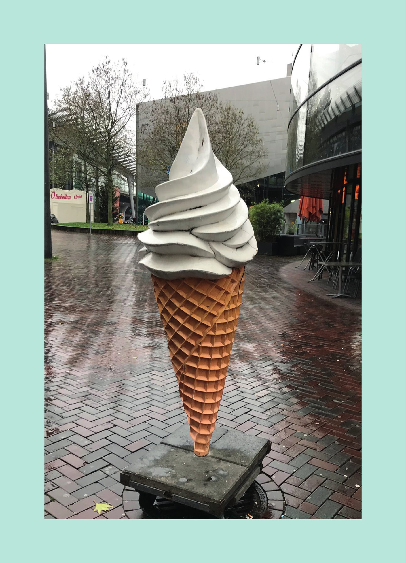 Wit stoep-ijsje op een natte straat